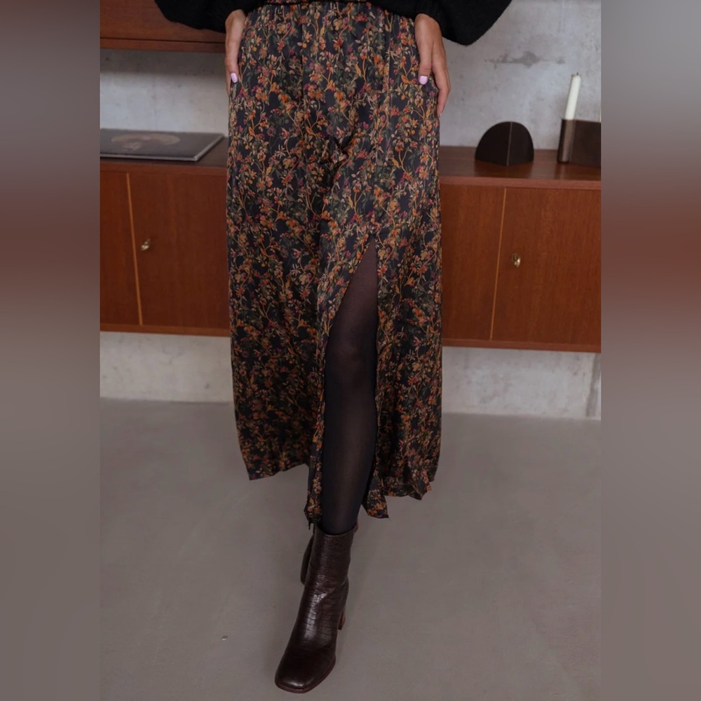 Boutique skirt with slit